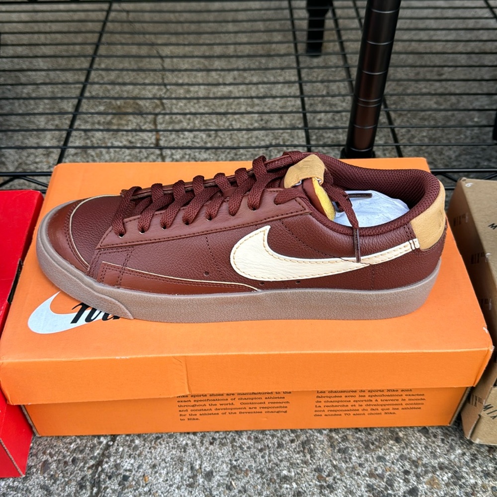 NIKE BLAZERS